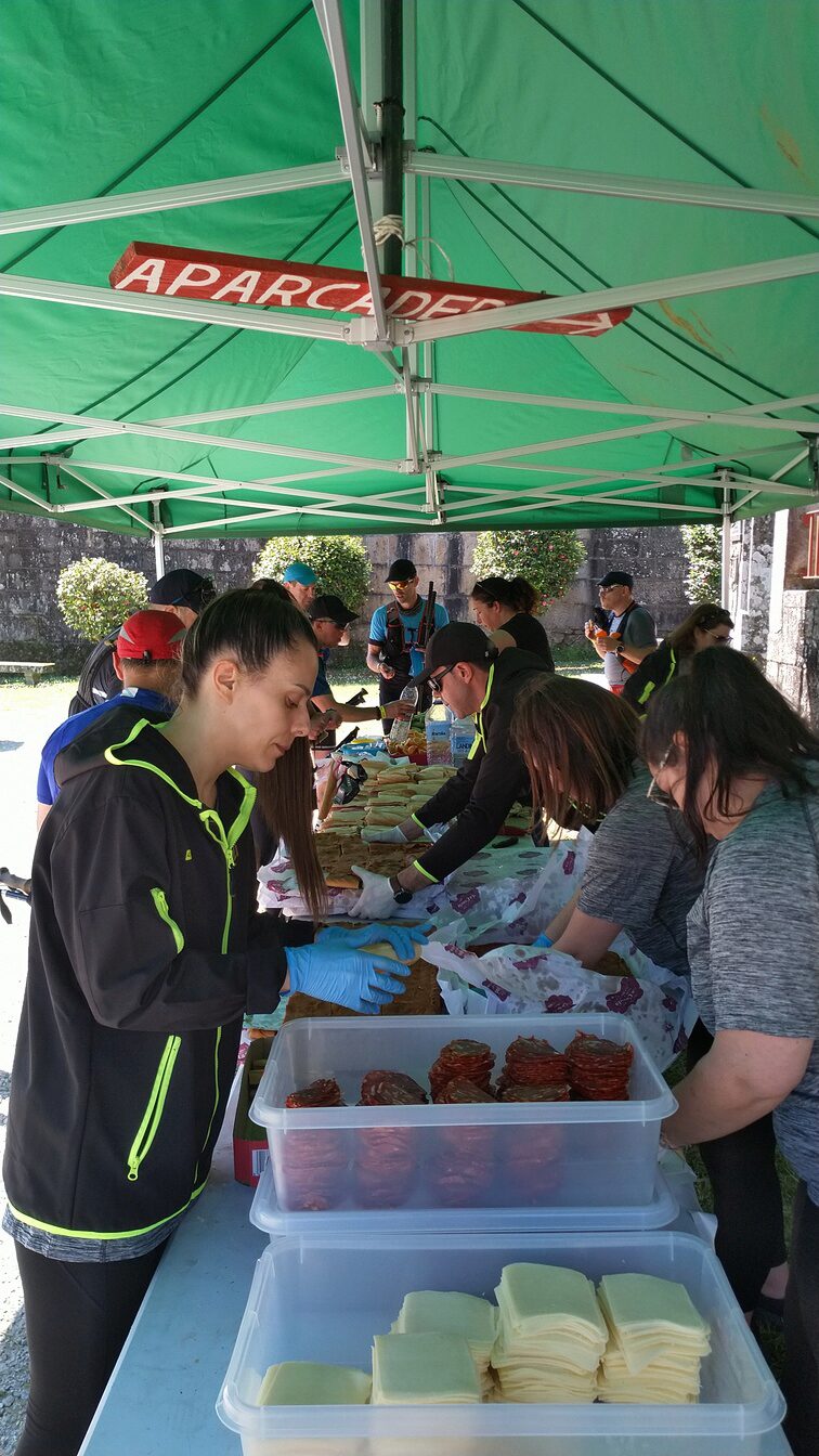 foto das persoas e comida do avituallamento de Bastavales
