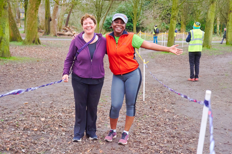 foto de dúas persoas participantes nun parkrun